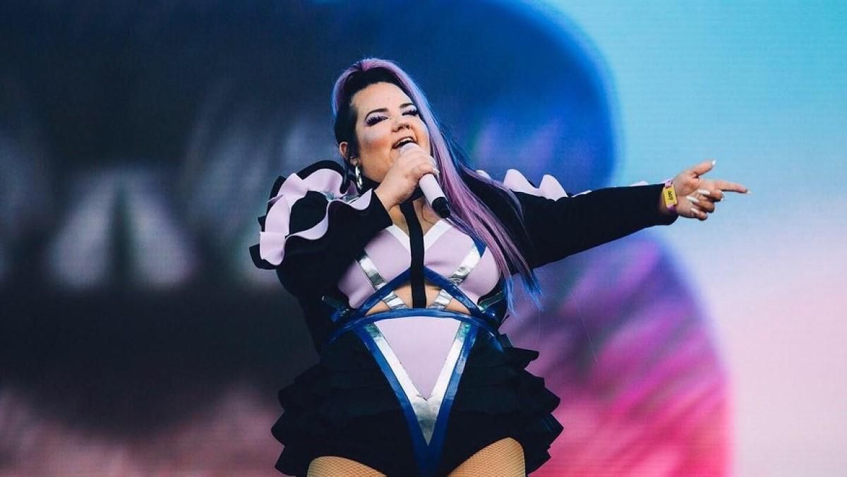 У ліжку та в рожевому костюмі: Нетта Барзілай виступила на концерті Євробачення У ліжку та в рожевому костюмі: Нетта Барзілай виступила на концерті Євробачення