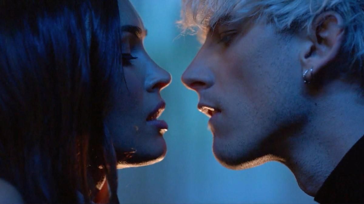 Меган Фокс позировала на камеру в ванной и в постели с новым парнем: пикантный клип Меган Фокс позировала на камеру в ванной и в постели с новым парнем: пикантный клип