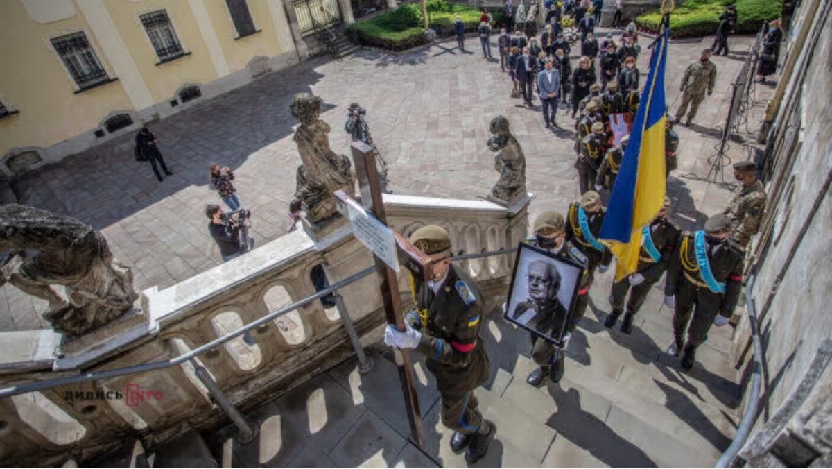 Похорон Мирослава Скорика 5 червня 2020: деталі з місця Похорон Мирослава Скорика 5 червня 2020: деталі з місця