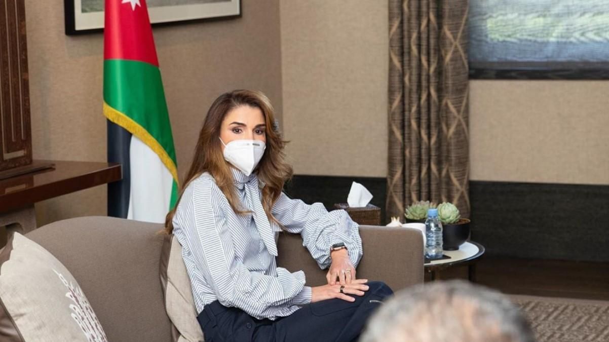 Королева Иордании продемонстрировала безупречный деловой образ: фото