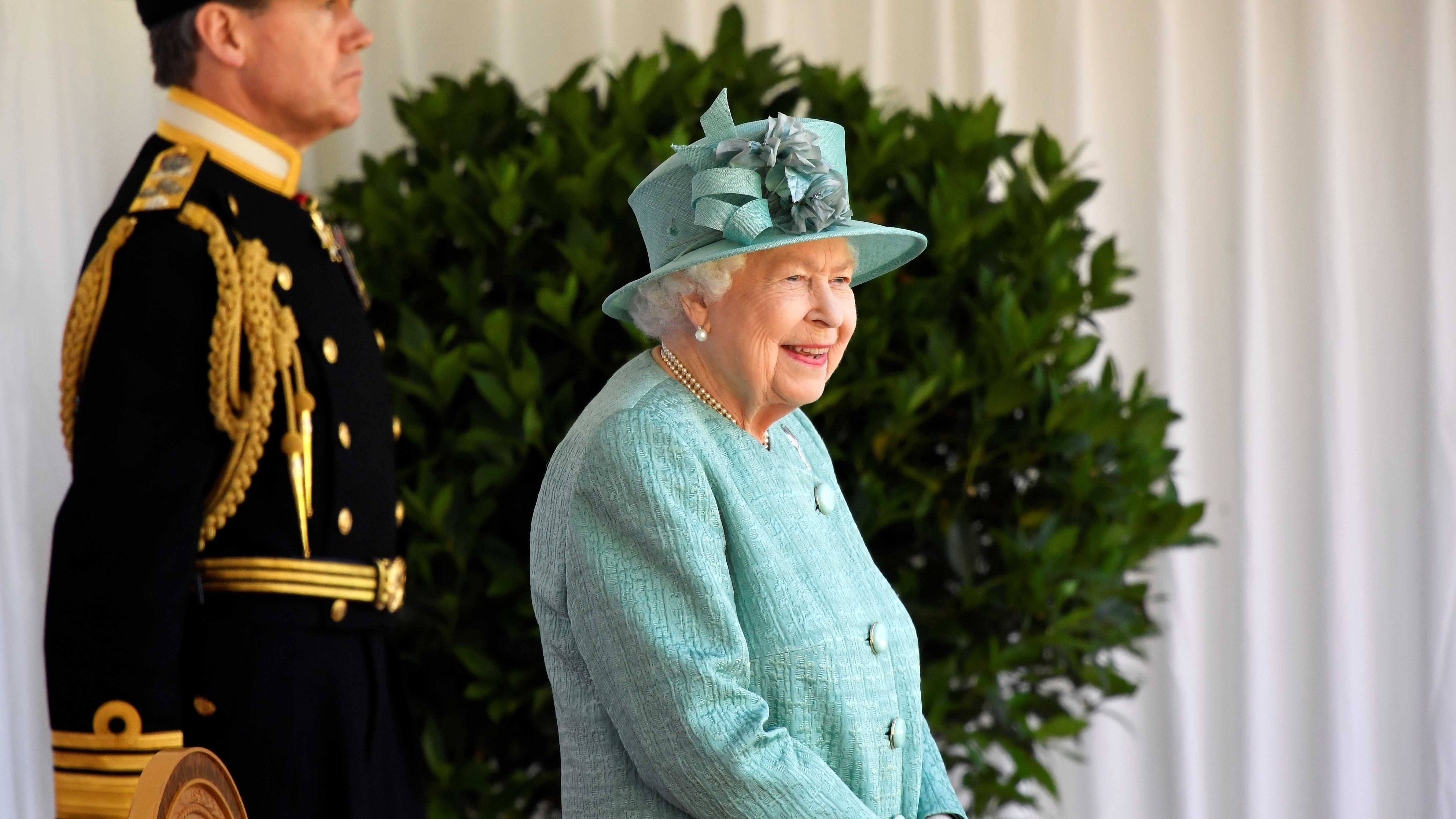 Долгожданное возвращение: Елизавета II скромно отпраздновала свой день рождения на публике
