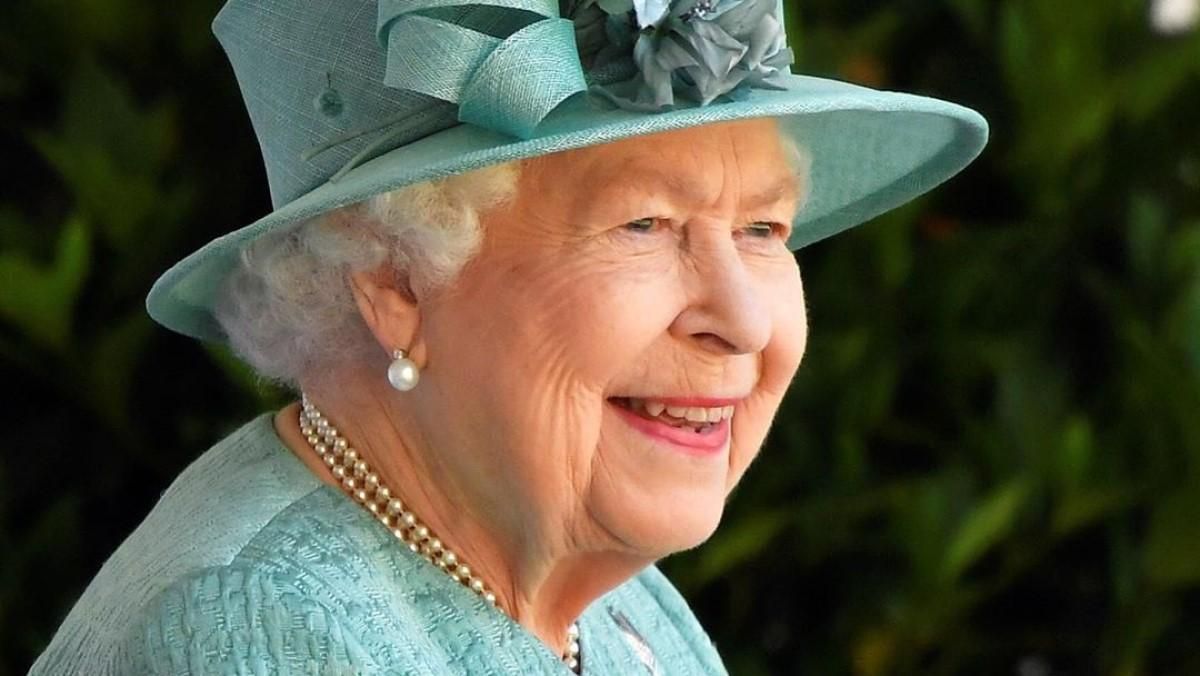 Впервые в истории монархии Елизавета II совершила видеозвонок: кому позвонила королева