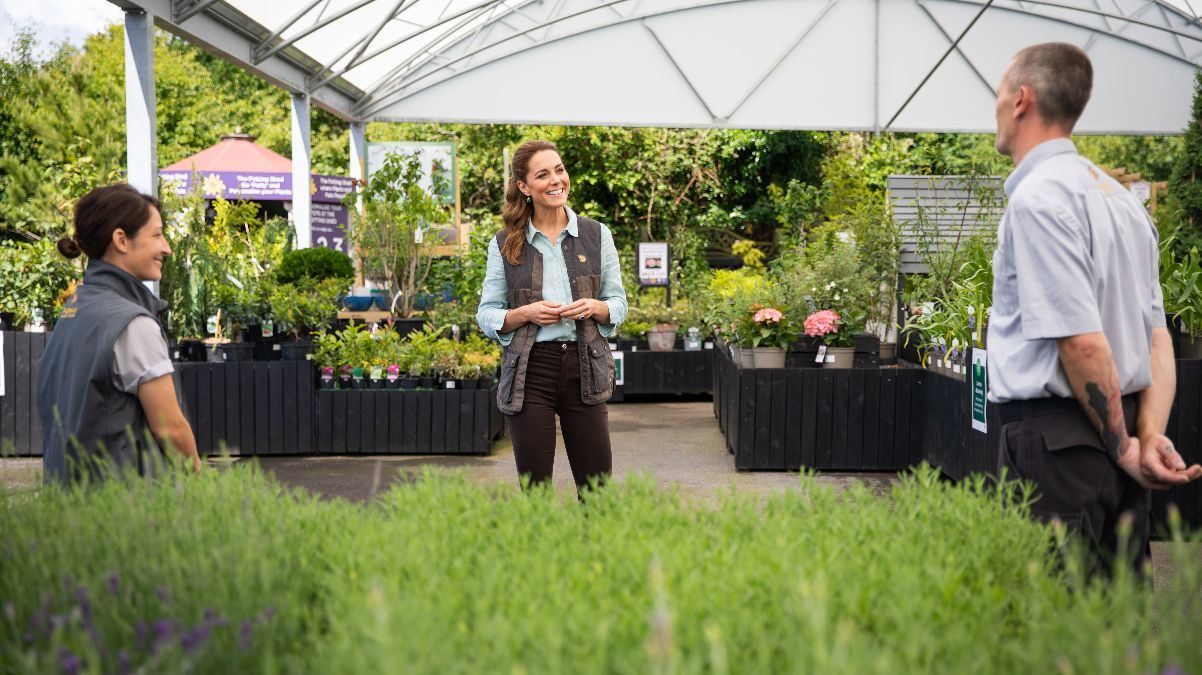 Конец самоизоляции: Кейт Миддлтон, принц Уильям и принц Чарльз впервые вышли на публику Конец самоизоляции: Кейт Миддлтон, принц Уильям и принц Чарльз впервые вышли на публику