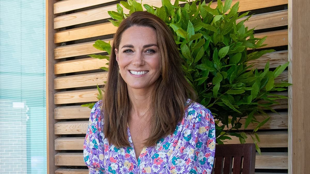 У сукні з квітковим принтом: Кейт Міддлтон показала бездоганний літній образ – фото У сукні з квітковим принтом: Кейт Міддлтон показала бездоганний літній образ – фото