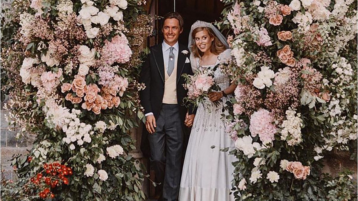 В винтажном платье: королевский дворец поделился первыми снимками со свадьбы принцессы Беатрис