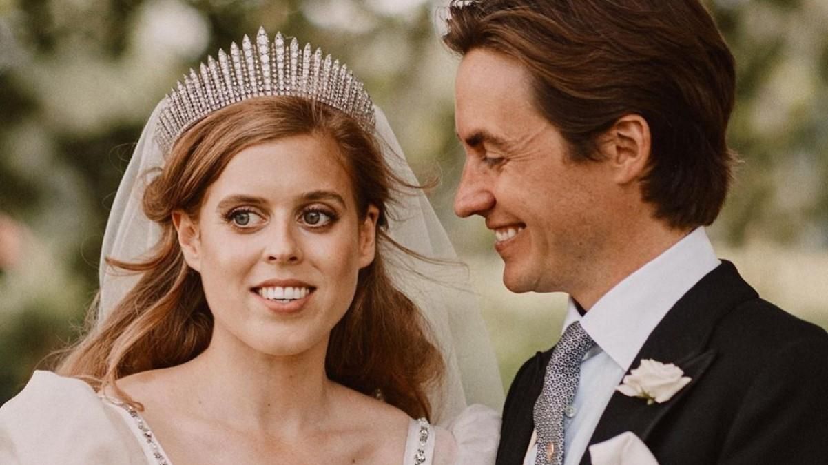 Принцесса Беатрис вышла замуж в платье своей бабушки: фото с королевской свадьбы Принцесса Беатрис вышла замуж в платье своей бабушки: фото с королевской свадьбы