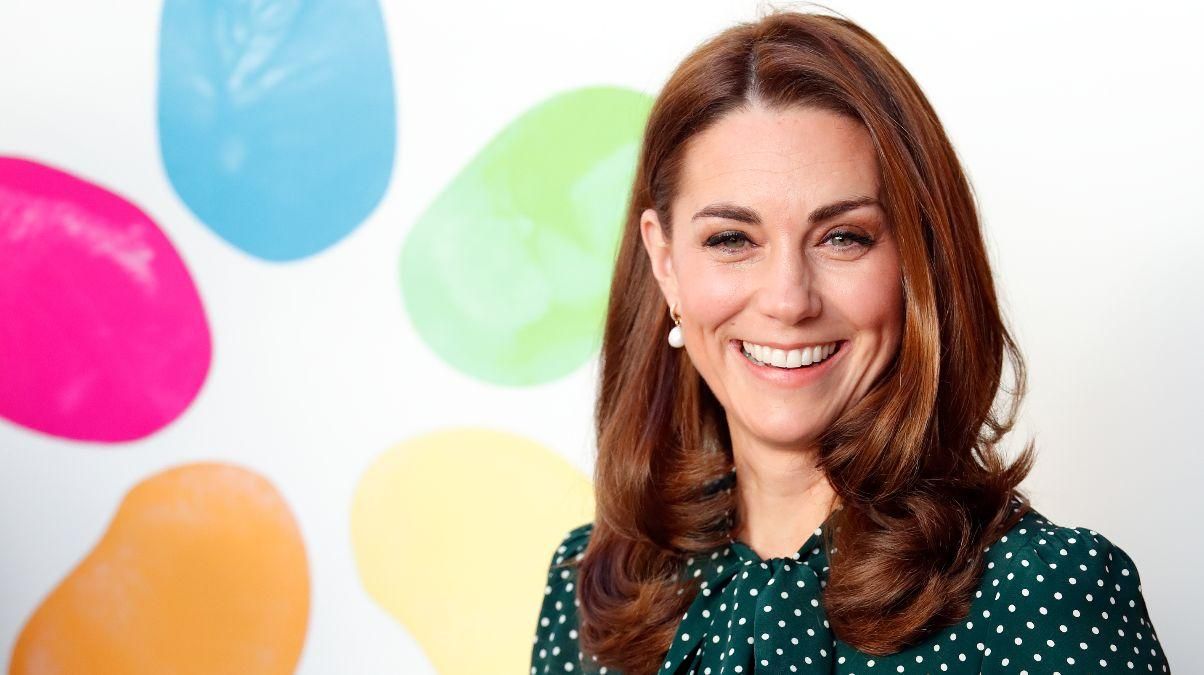 В платье-рубашке: Кейт Миддлтон показала эффектный летний образ – яркие фото В платье-рубашке: Кейт Миддлтон показала эффектный летний образ – яркие фото