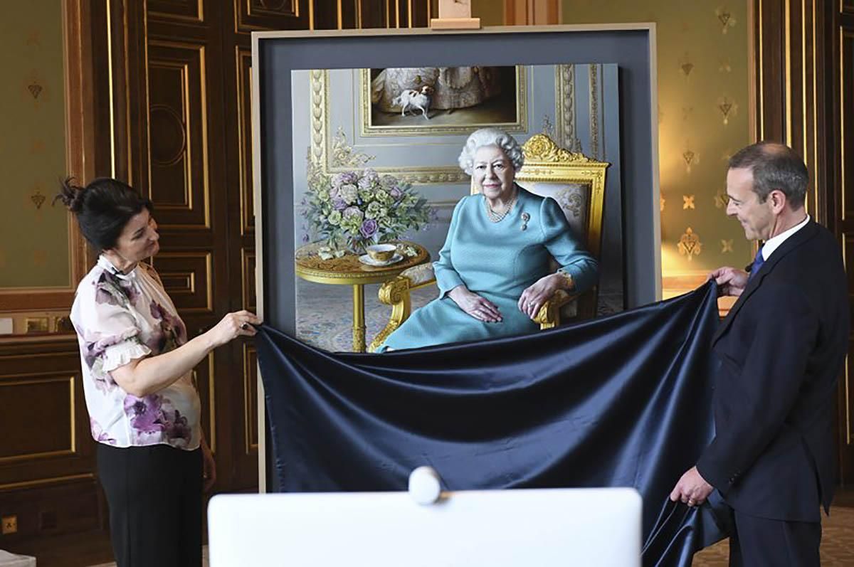 Королеві Єлизаветі ІІ подарували її портрет – фото, відео - 24 Канал