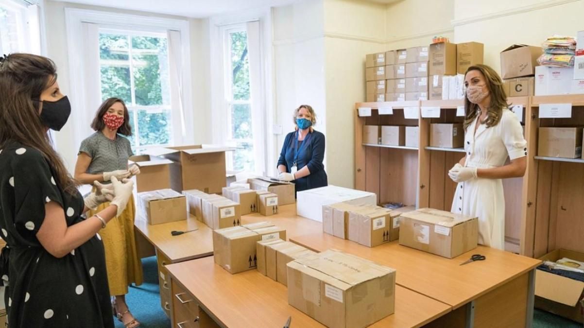 У білосніжній сукні і квітковій масці: Кейт Міддлтон зачарувала літнім образом У білосніжній сукні і квітковій масці: Кейт Міддлтон зачарувала літнім образом