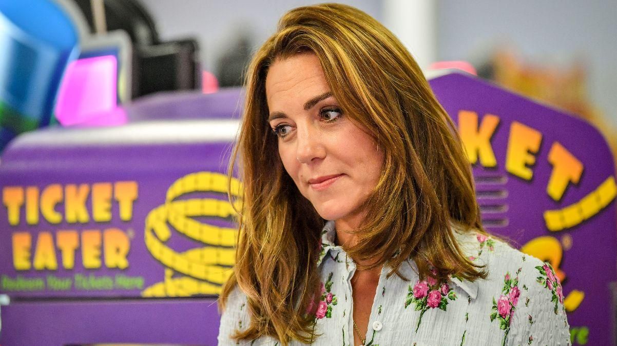 В голубом платье с цветочным принтом: Кейт Миддлтон повторила безупречный образ – фото В голубом платье с цветочным принтом: Кейт Миддлтон повторила безупречный образ – фото