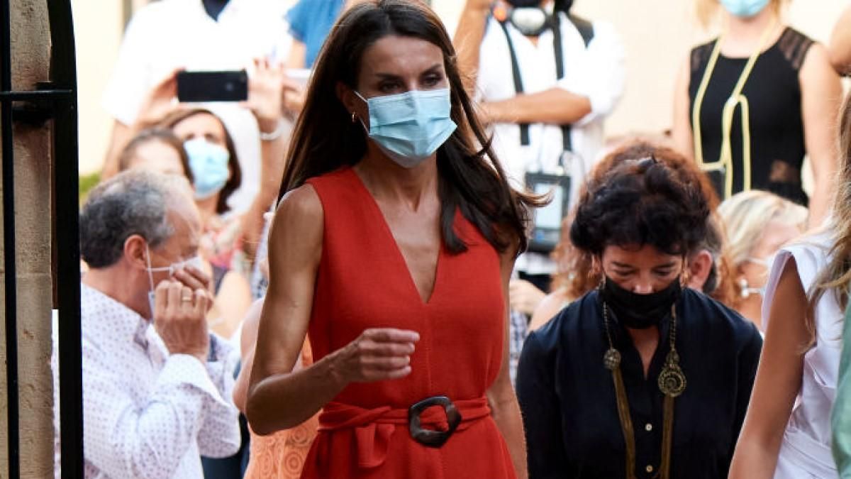 Королева Іспанії у яскравій сукні вирушила на Майорку: ефектні фото