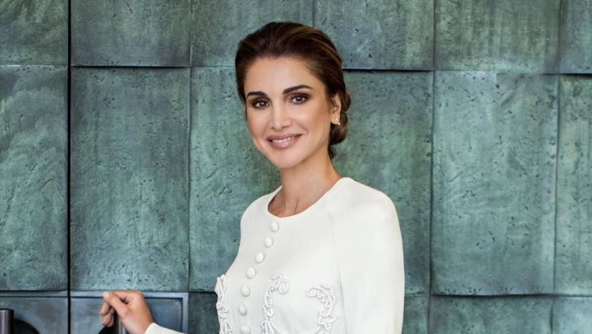 Королева Ранія презентувала новий офіційний портрет: яке вбрання обрала модниця Королева Ранія презентувала новий офіційний портрет: яке вбрання обрала модниця