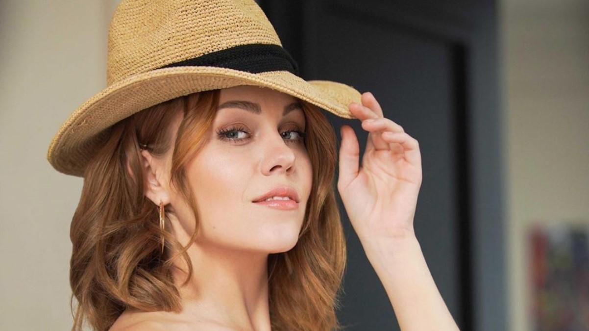 Не прошло и месяца после родов: Alyosha презентовала саундтрек к сериалу "Сага" Не прошло и месяца после родов: Alyosha презентовала саундтрек к сериалу "Сага"