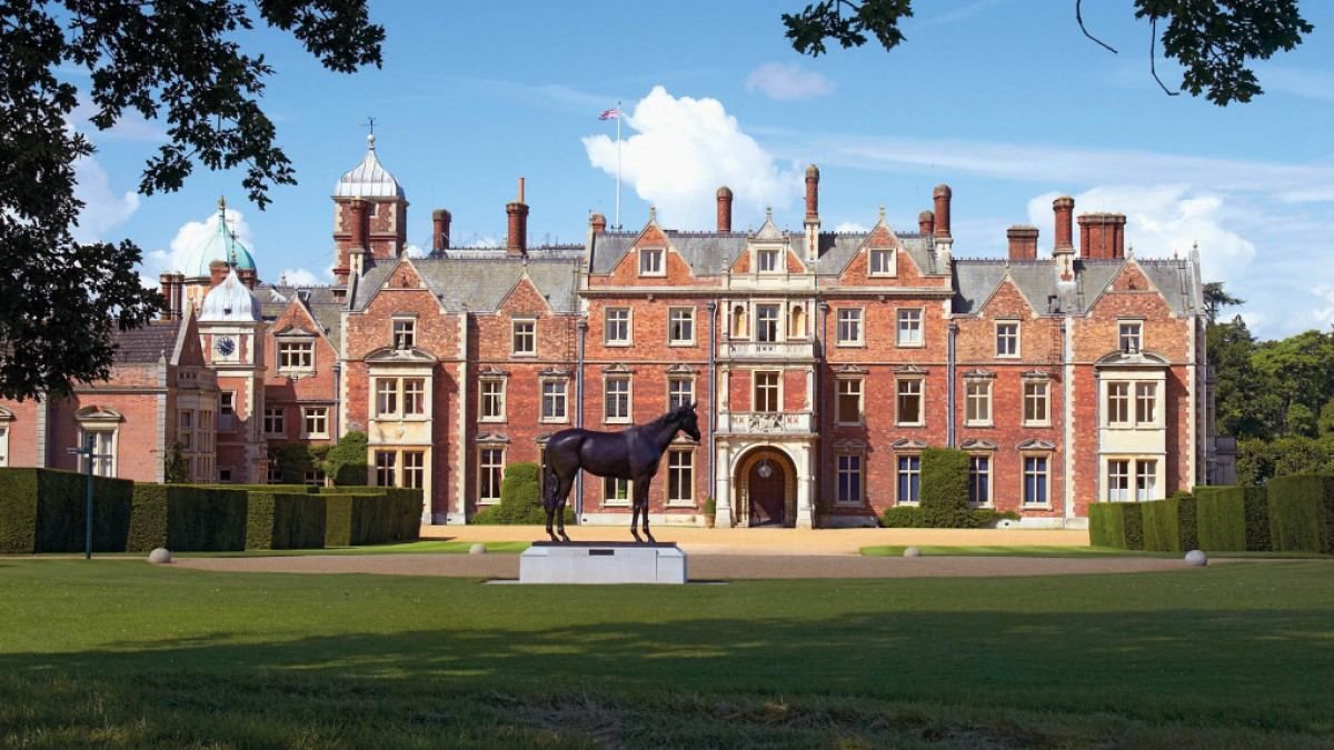 Королева Єлизавета ІІ перетворила свій заміський палац на автокінотеатр Королева Єлизавета ІІ перетворила свій заміський палац на автокінотеатр