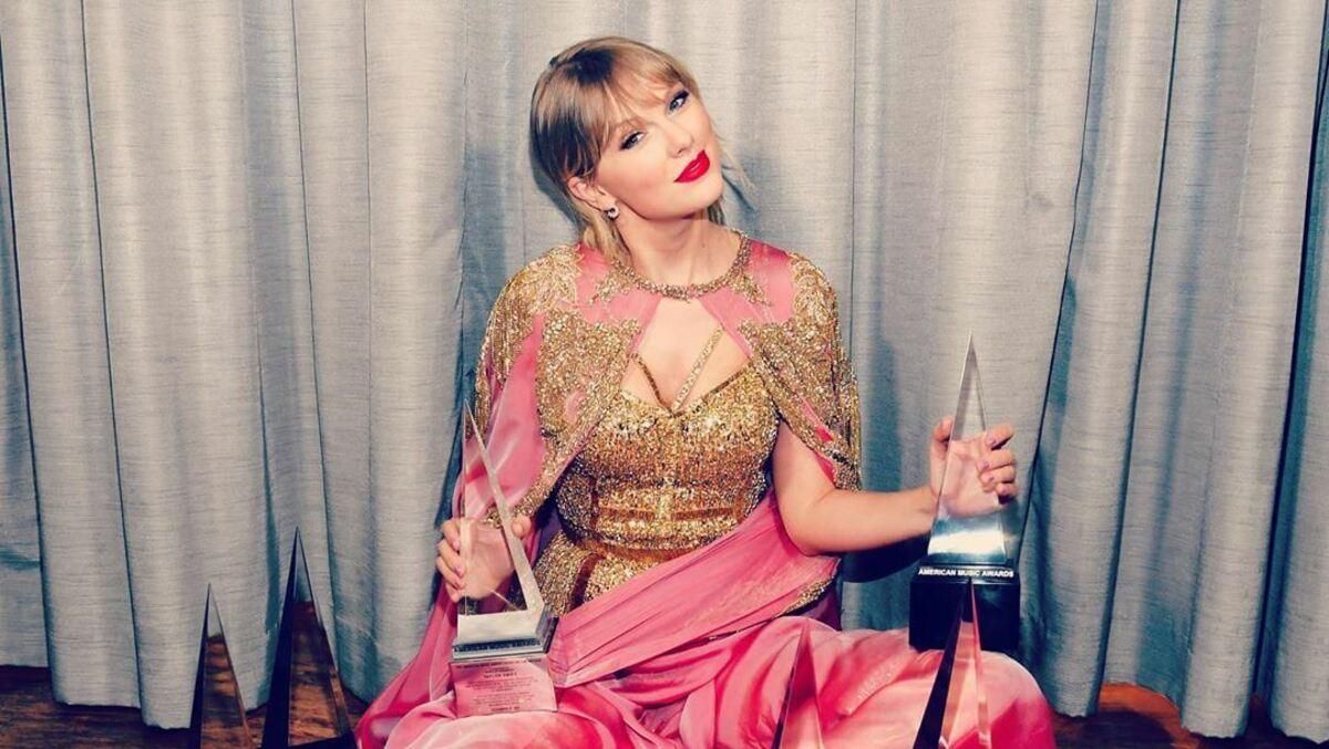 Тейлор Свіфт побила рекорд Вітні Г'юстон і стала найбільш прослухованою артисткою світу Тейлор Свіфт побила рекорд Вітні Г'юстон і стала найбільш прослухованою артисткою світу