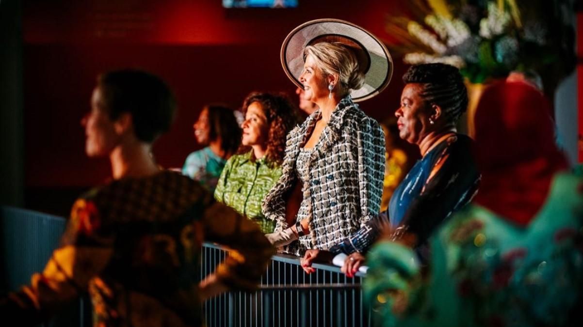У розкішному костюмі Chanel і капелюшку: королева Нідерландів сходила до театру