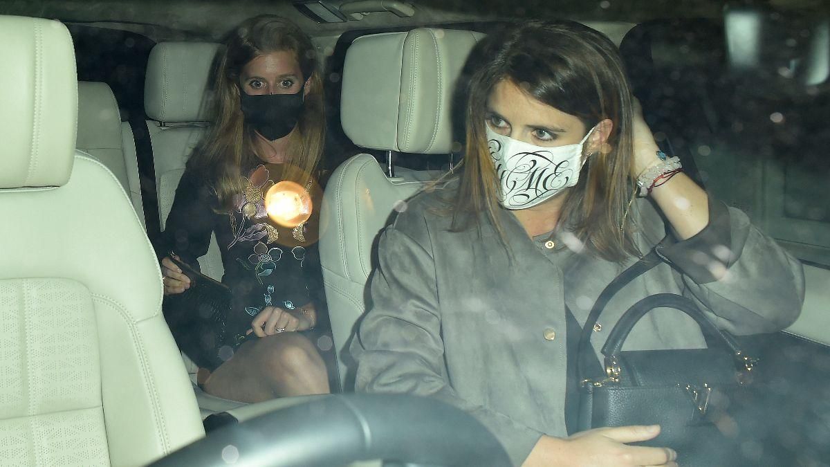 По дороге на вечеринку: принцесса Беатрис и принцесса Евгения попали в объективы папарацци По дороге на вечеринку: принцесса Беатрис и принцесса Евгения попали в объективы папарацци