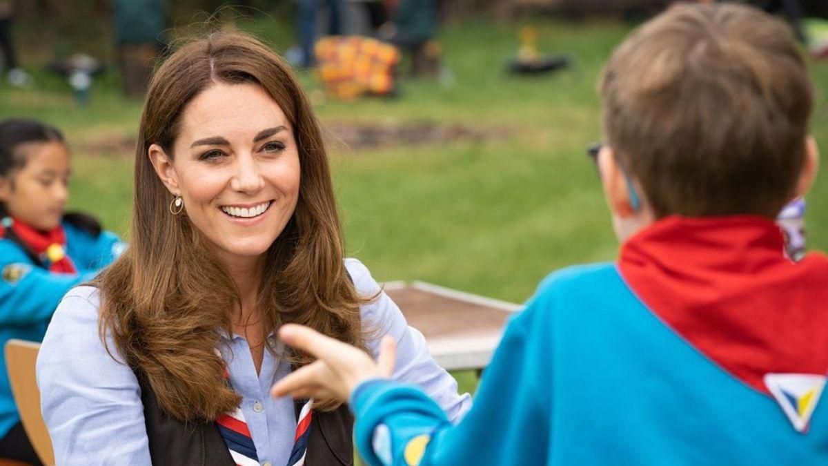 У блакитній сорочці та джинсах-скіні: новий образ Кейт Міддлтон – фото У блакитній сорочці та джинсах-скіні: новий образ Кейт Міддлтон – фото