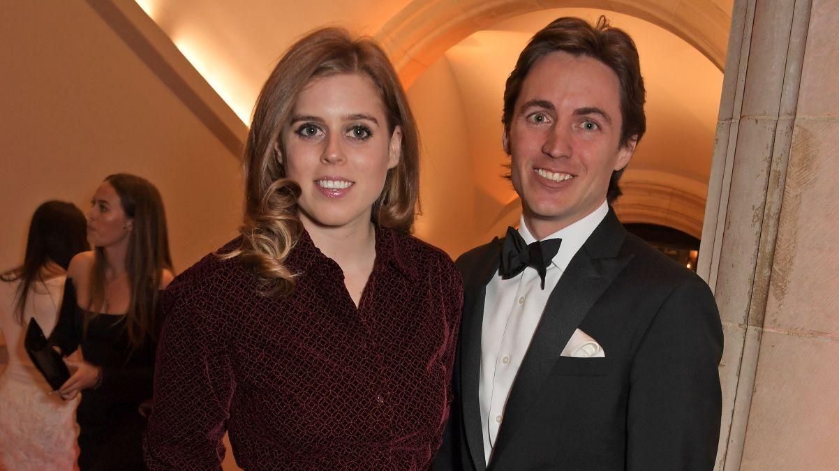 В миниплатье: принцесса Беатрис побывала в ресторане с мужем – фото В миниплатье: принцесса Беатрис побывала в ресторане с мужем – фото