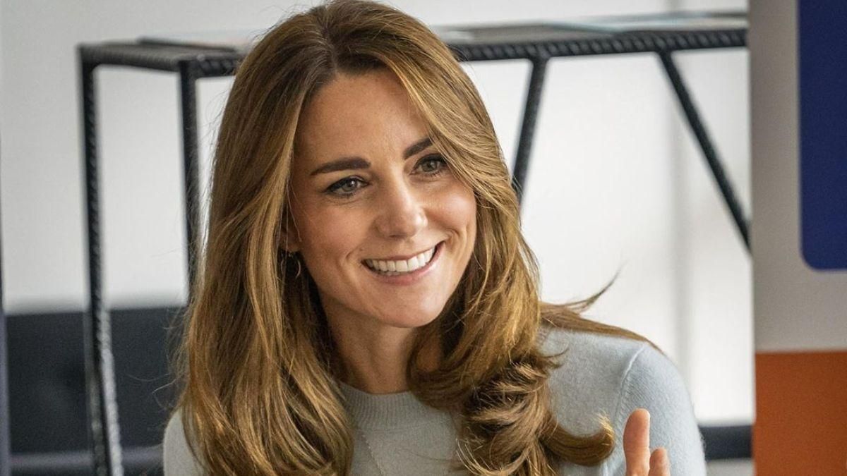 У сірій кофті та пальті в клітинку: Кейт Міддлтон продемонструвала бездоганний осінній образ У сірій кофті та пальті в клітинку: Кейт Міддлтон продемонструвала бездоганний осінній образ