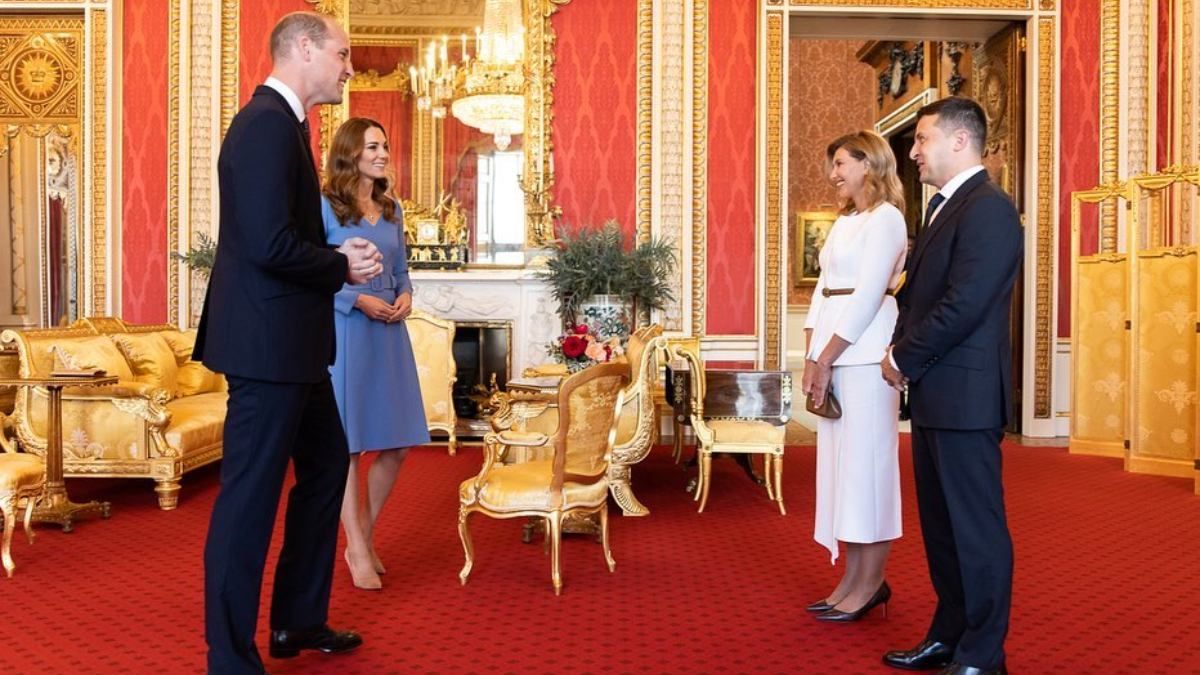 Елегантний білий: який костюм одягнула Олена Зеленська на зустріч з Кейт Міддлтон Елегантний білий: який костюм одягнула Олена Зеленська на зустріч з Кейт Міддлтон