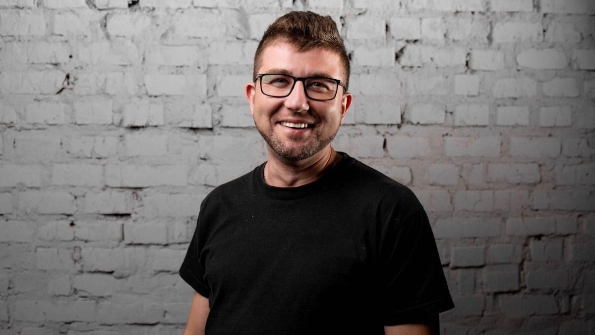 Принимать душ под наблюдением: Александр Биденко презентовал дебютный видеоклип Принимать душ под наблюдением: Александр Биденко презентовал дебютный видеоклип