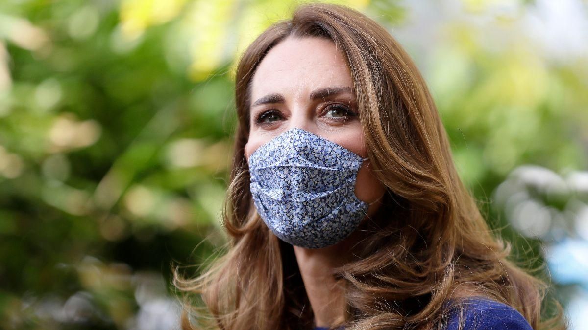 У синій сукні та туфлях Prada: Кейт Міддлтон підкорила бездоганним образом – фото У синій сукні та туфлях Prada: Кейт Міддлтон підкорила бездоганним образом – фото