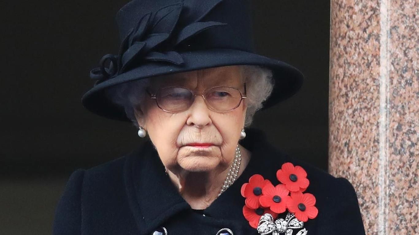 В черном пальто: Елизавета II посетила мероприятие и поразила образом – фото