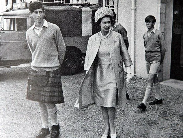 Королева Елизавета II с принцем Чарльзом