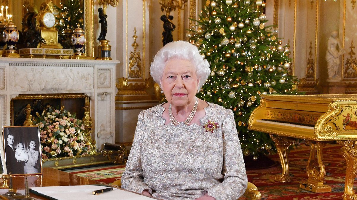 Королевская елка: Елизавета II украшает замок к Рождеству