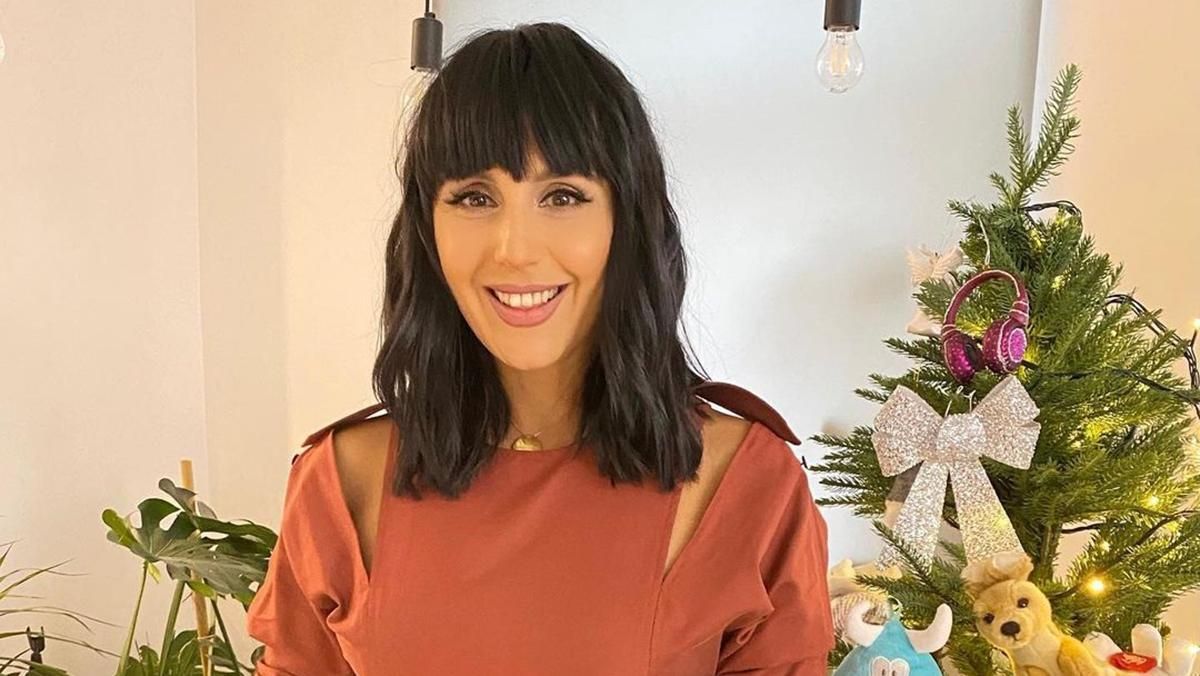 Джамала на тлі новорічної ялинки Джамала на тлі новорічної ялинки