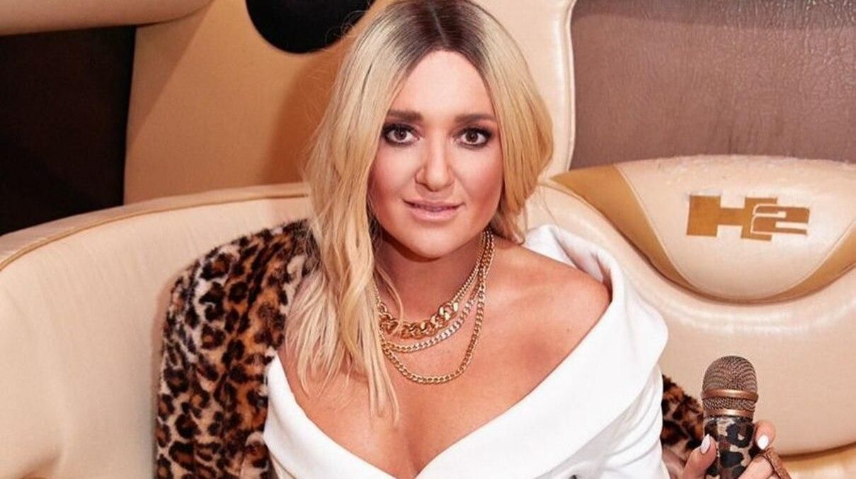 В джинсах и свитере: Наталья Могилевская продемонстрировала образ возле елки – фото В джинсах и свитере: Наталья Могилевская продемонстрировала образ возле елки – фото