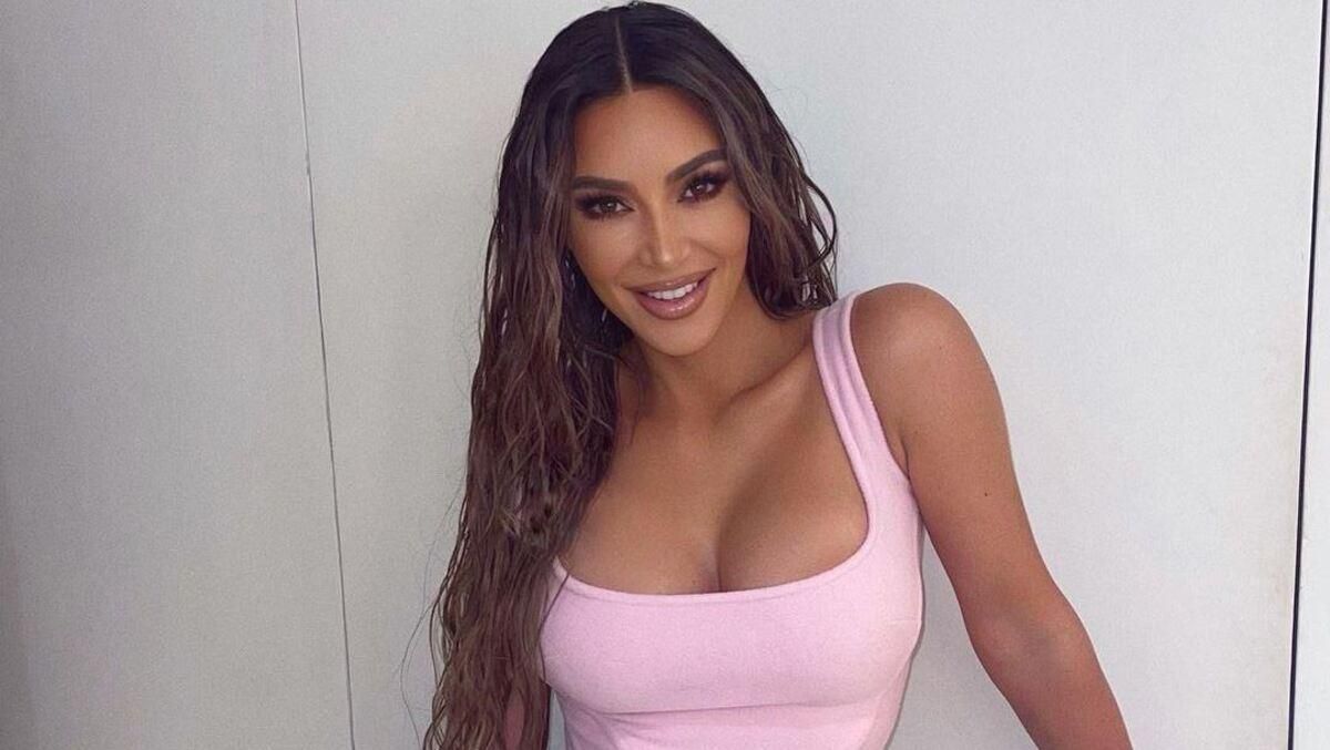 Ким Кардашян отпраздновала Рождество в экстравагантном образе: фото Ким Кардашян отпраздновала Рождество в экстравагантном образе: фото