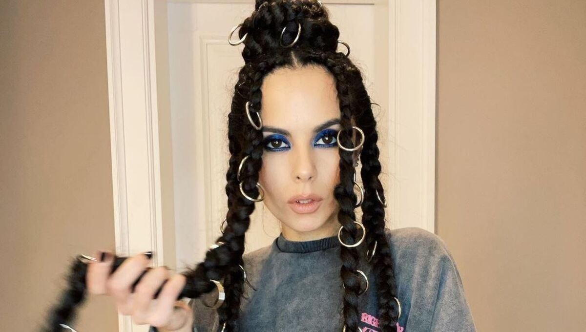 В платье: Настя Каменских показала смелый аутфит – дерзкие фото В платье: Настя Каменских показала смелый аутфит – дерзкие фото