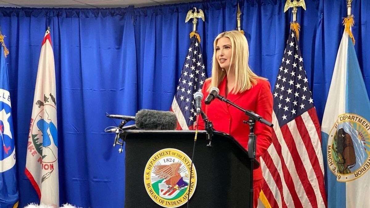 У білому вбранні: Іванка Трамп підкорила елегантним образом – фото У білому вбранні: Іванка Трамп підкорила елегантним образом – фото