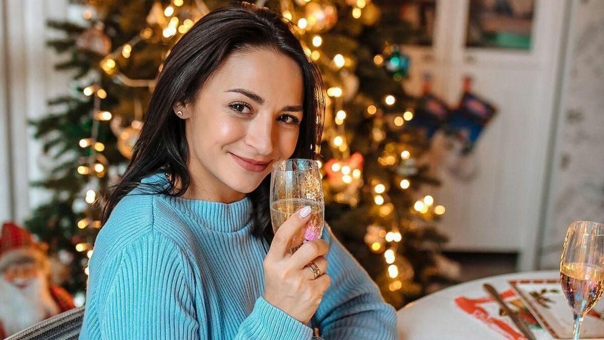 Задумлива біля ялинки: Ілона Гвоздьова показала ніжний образ – фото Задумлива біля ялинки: Ілона Гвоздьова показала ніжний образ – фото