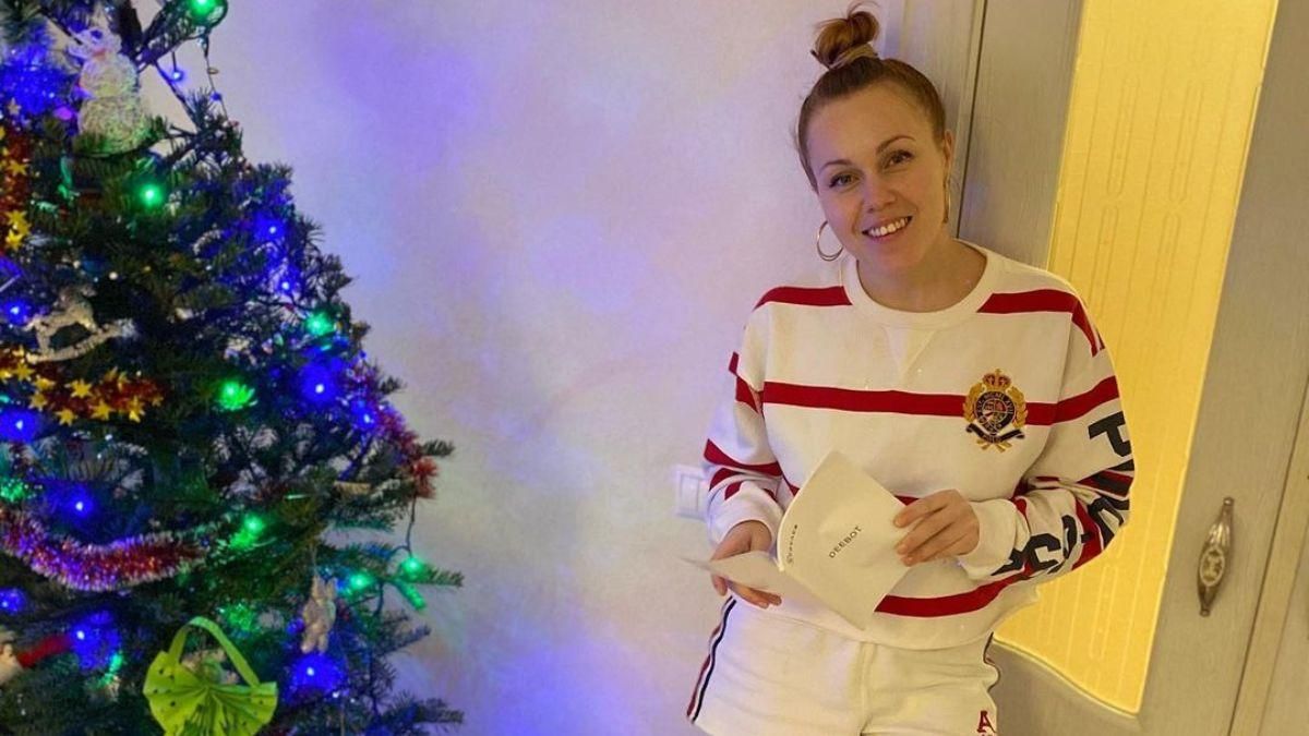 Alyosha позировала дома у елки: фото Alyosha позировала дома у елки: фото