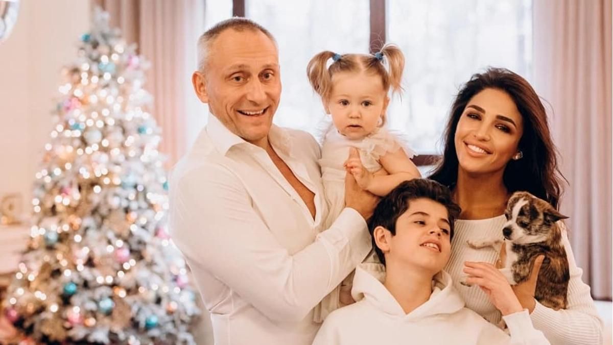 Санта Дімопулос і її сім'я знялись у новорічній фотосесії