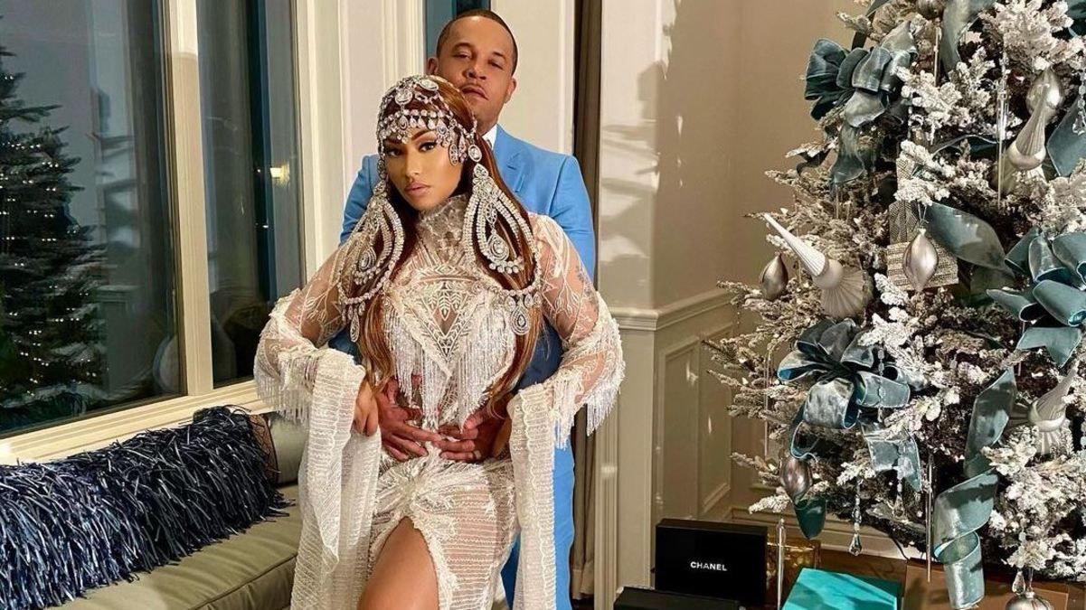 У Versace та коштовностях: Нікі Мінаж вперше показала сина – фото У Versace та коштовностях: Нікі Мінаж вперше показала сина – фото