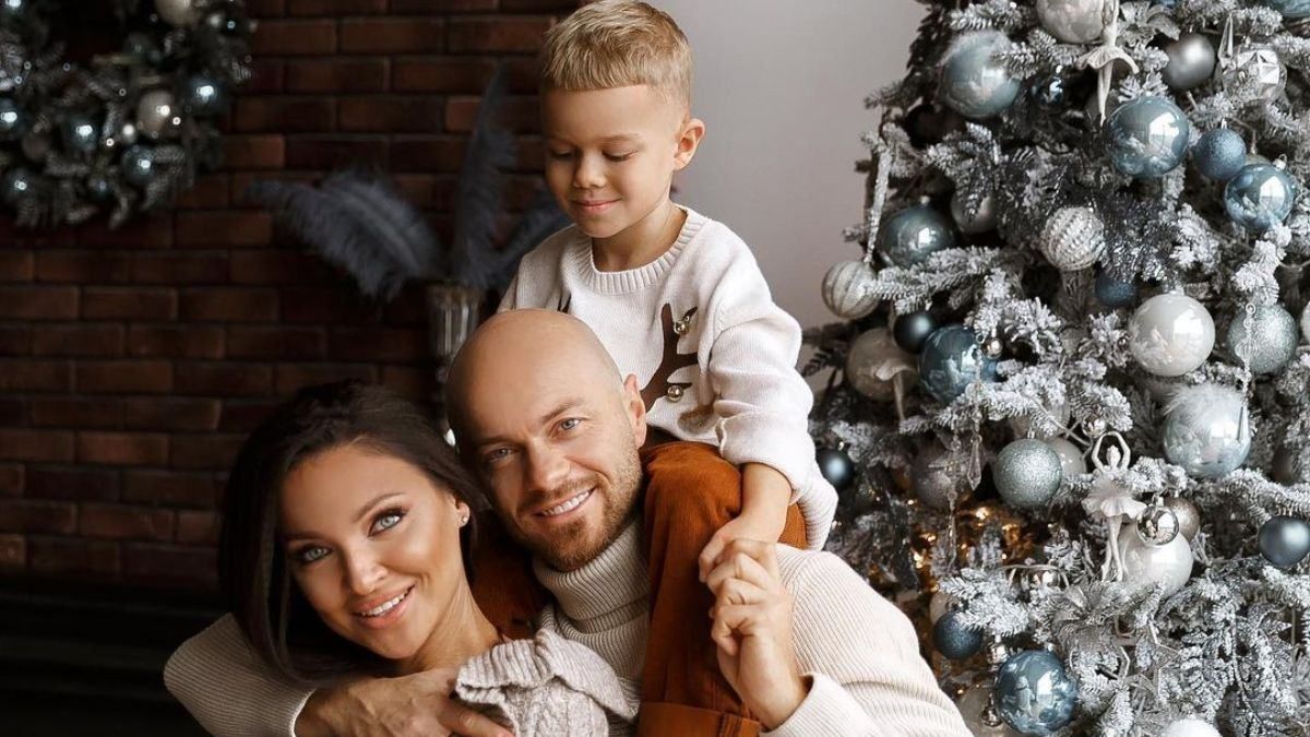 Влад Яма очаровал сеть новогодними фотографиями с женой и сыном