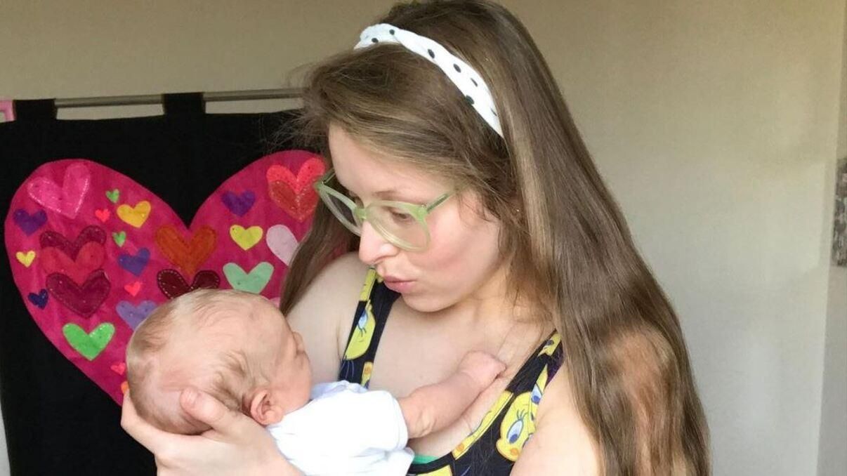 3-месячный сын актрисы Джесси Кейв заболел на коронавирусом