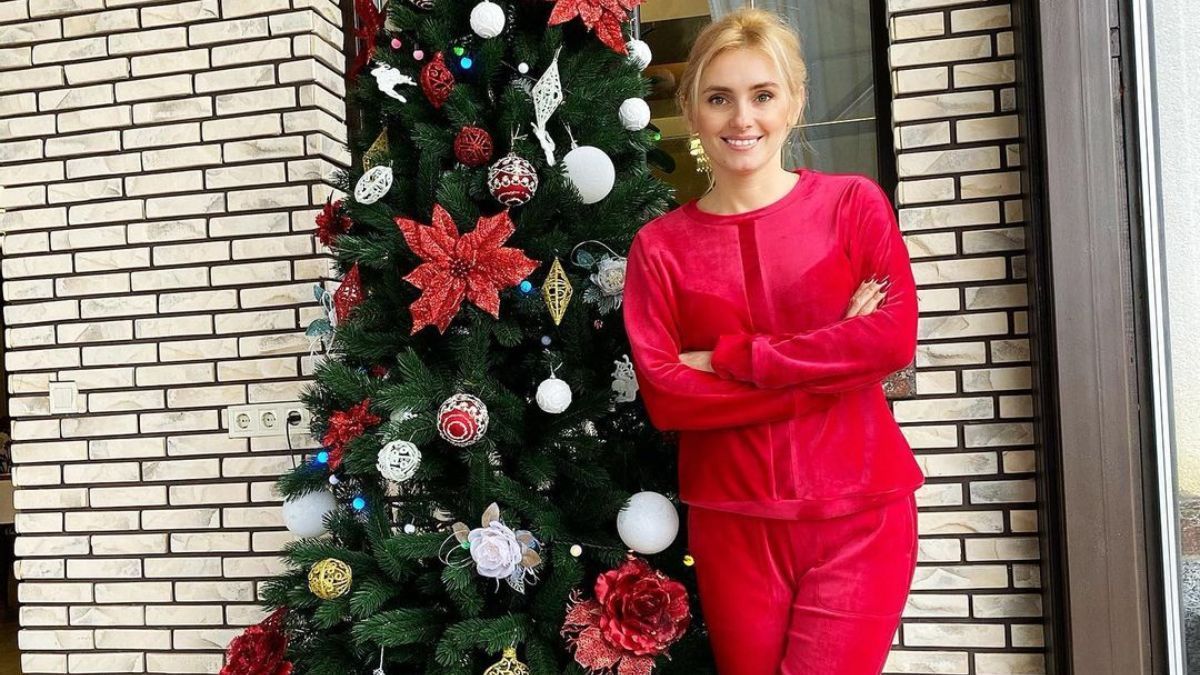 Ирина Федишин показала домашний образ у елки: фото