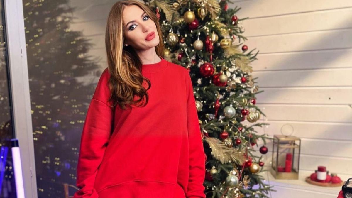 Слава Камінська позувала біля ялинки: фото Слава Камінська позувала біля ялинки: фото