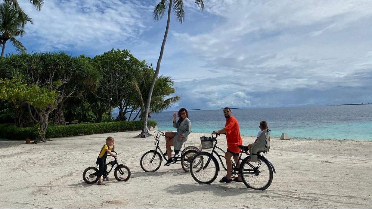 Монатик показал редкое фото с женой и сыновьями на Мальдивах