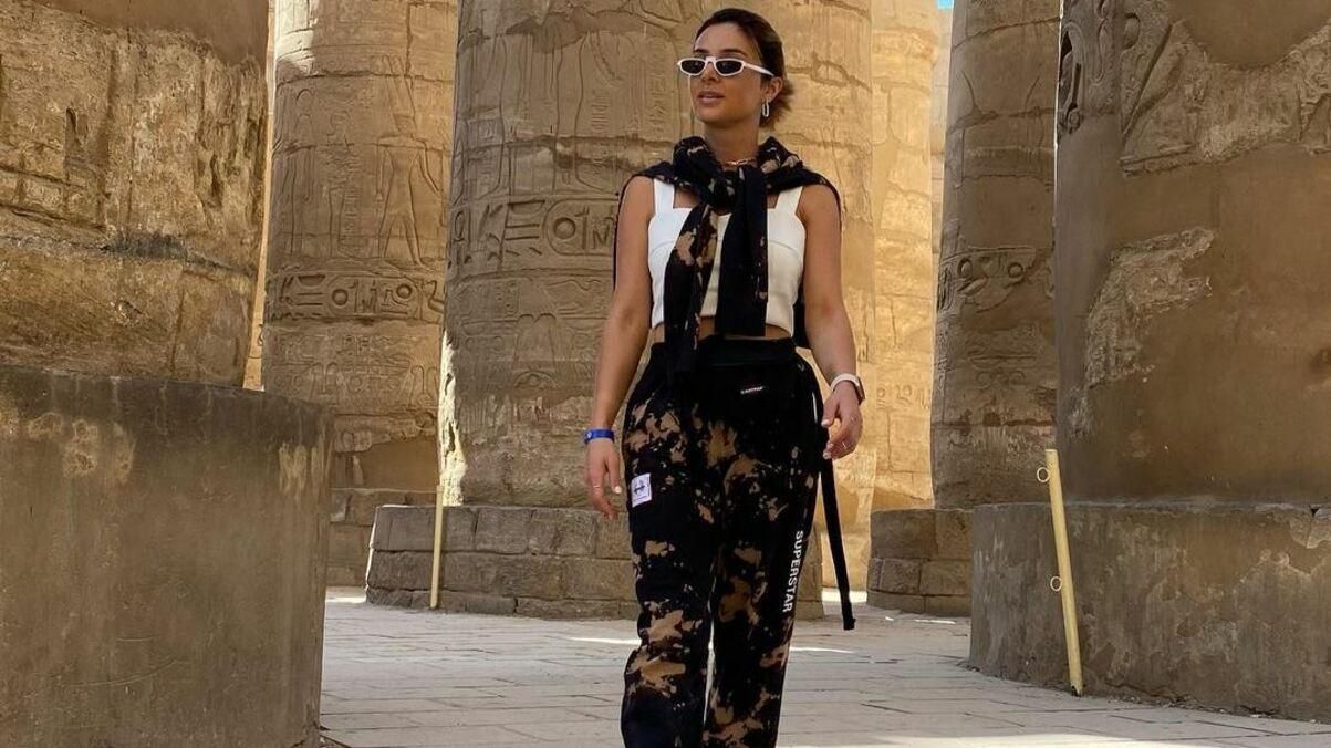 Злата Огнєвіч показала трендовий образ на прогулянці в Єгипті