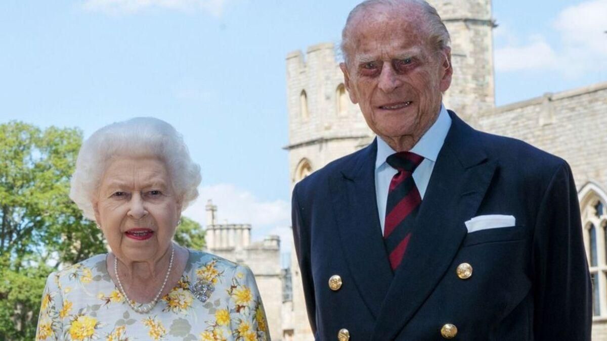 Королева Елизавета II и принц Филипп вакцинировались от коронавируса