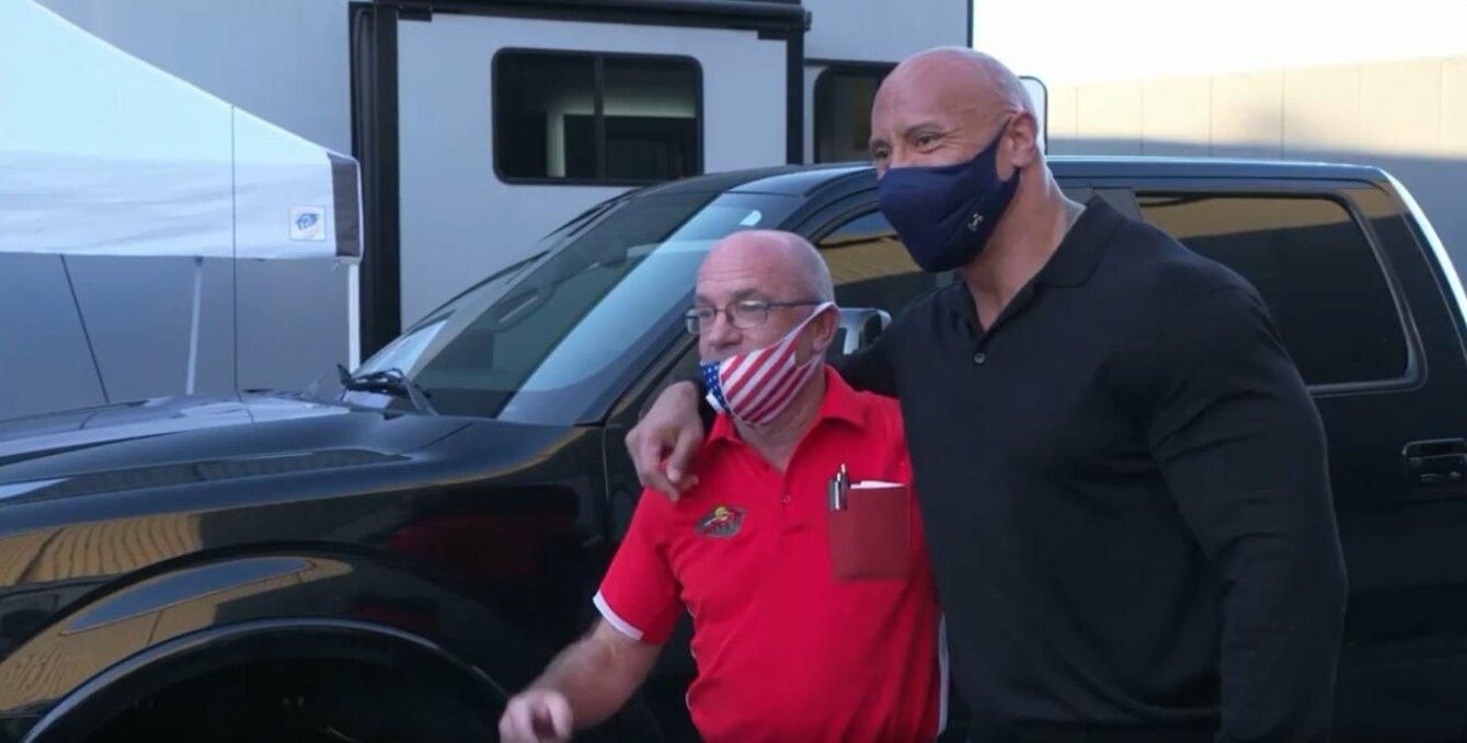 Дуэйн Джонсон подарил авто мужчине, который предоставил ему жилье Дуэйн Джонсон подарил авто мужчине, который предоставил ему жилье