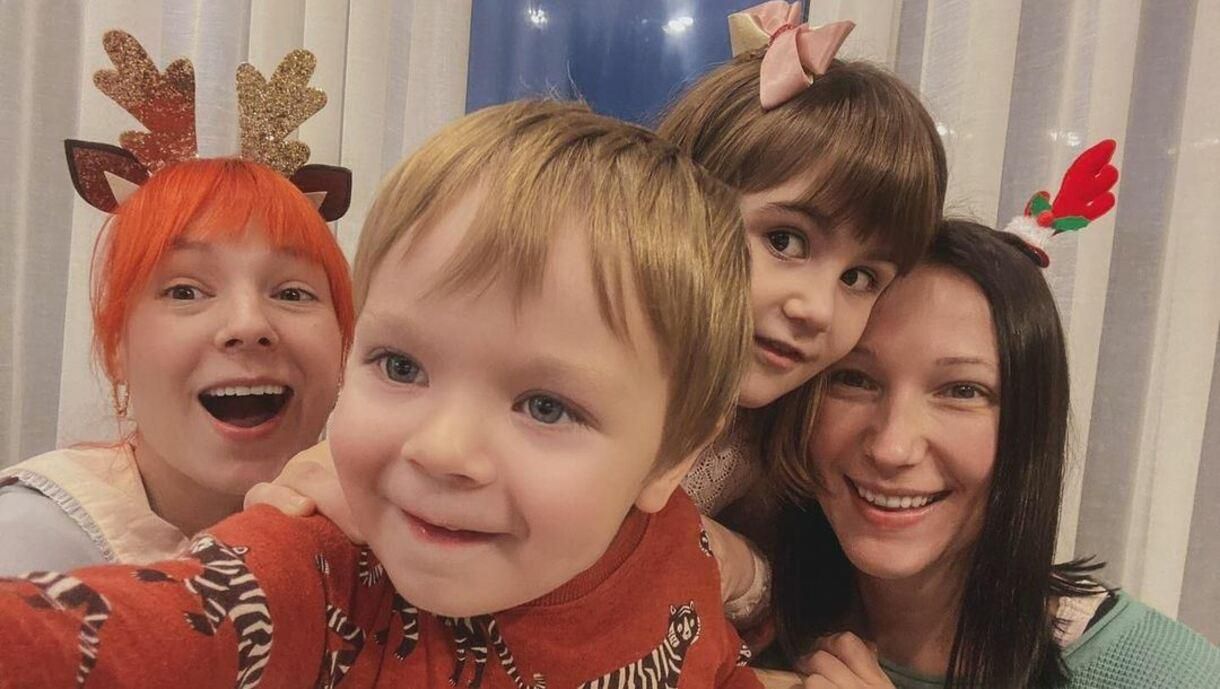 Первое селфи сына: Светлана Тарабарова показала милое фото с родными Первое селфи сына: Светлана Тарабарова показала милое фото с родными