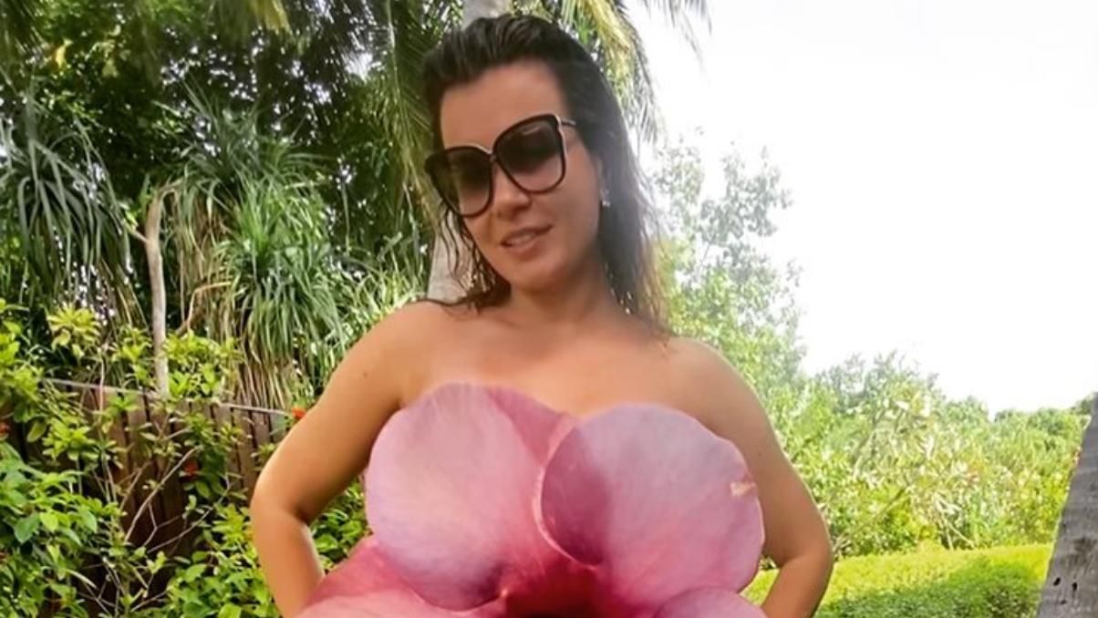 Ирина Монатик на Мальдивах: пикантное фото с цветком