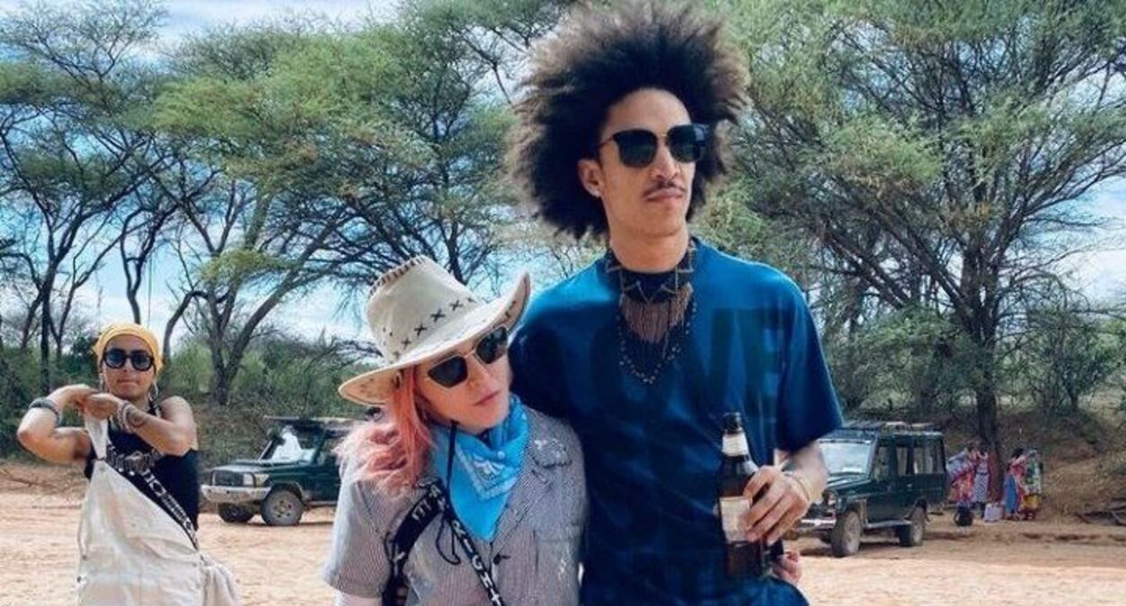 З бойфрендом та дітьми: Мадонна подорожує Африкою – фото, відео З бойфрендом та дітьми: Мадонна подорожує Африкою – фото, відео